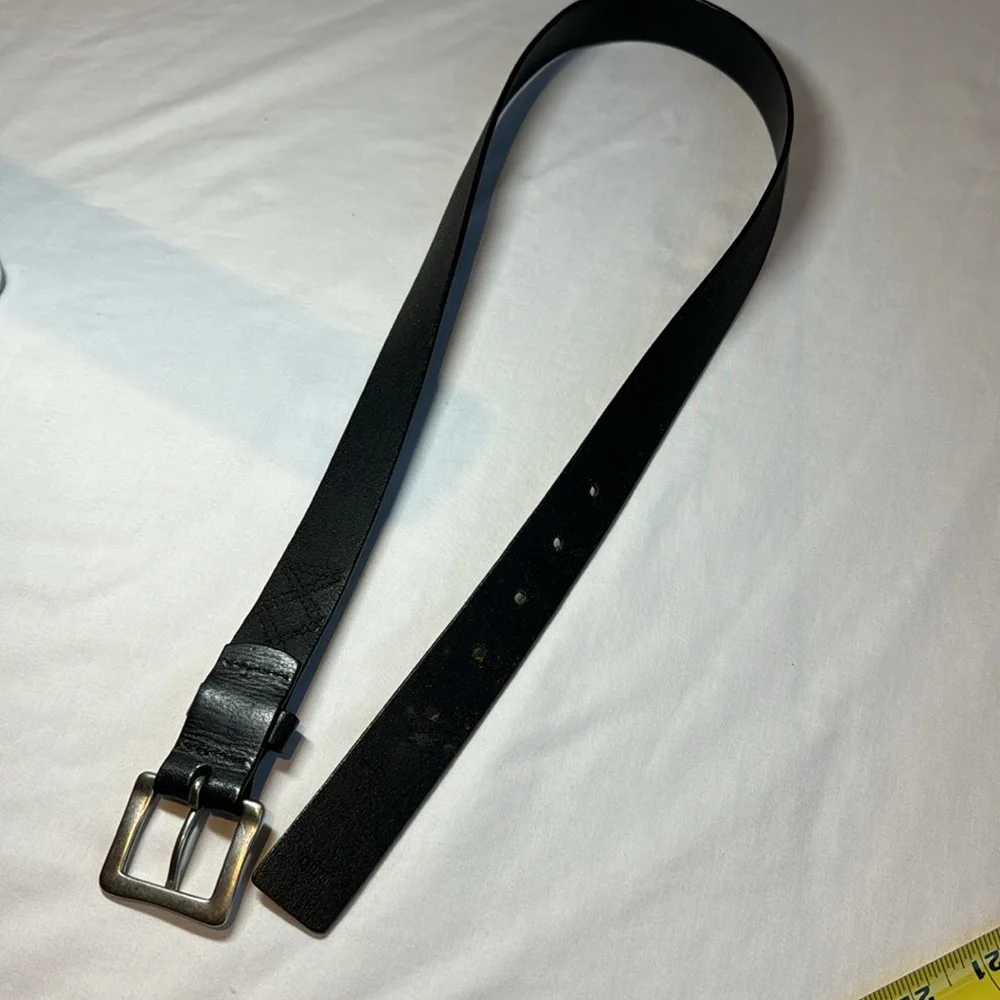 Dockers casual black leather belt w/silvery tone buckle. M. 37” end to end